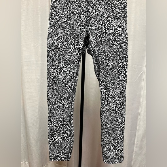 Lululemon InStill High-Rise Tight 25"
Warped Grain Alpine White Black | size 4 - Picture 3 of 9